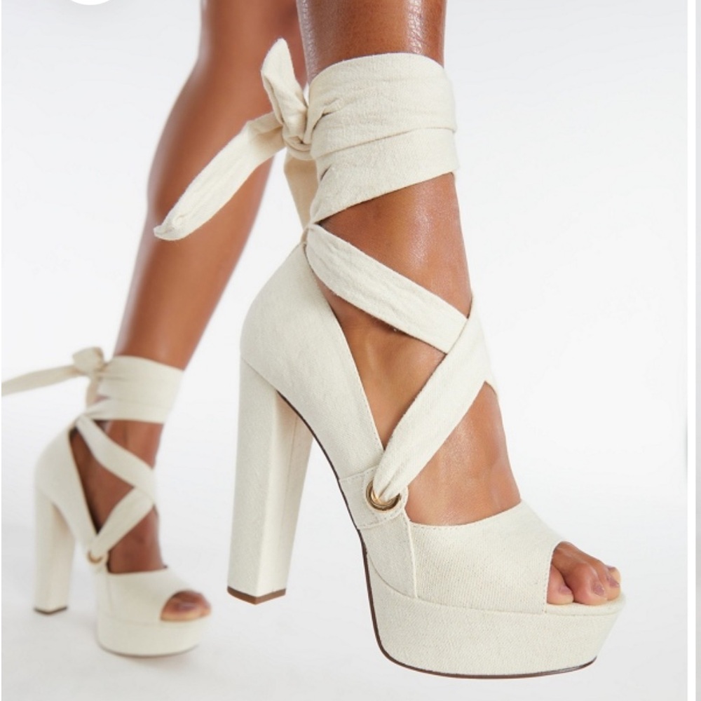 Blocked heel peep toe pump
